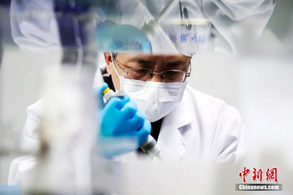 科研人员加速构筑防线 mRNA疫苗研发与细胞技术前沿突破